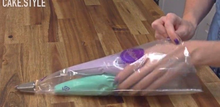 How To Decorate A Tri-Colored Cake With A Star Tip